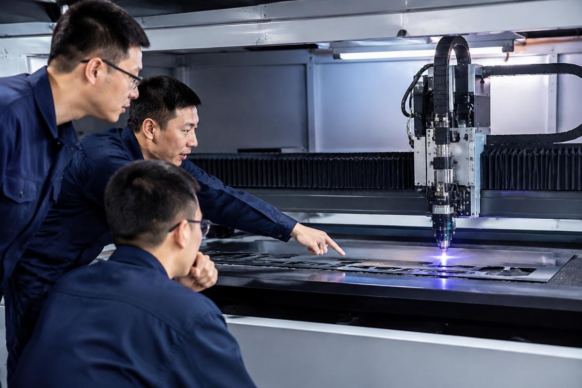 Operator training session for composite cutting